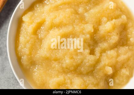 Salsa di mele biologica sana fatta in casa in una ciotola Foto Stock