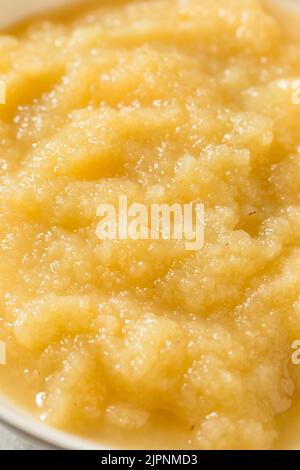 Salsa di mele biologica sana fatta in casa in una ciotola Foto Stock