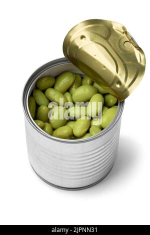 Lattina aperta con fagioli edamame conservati isolati su sfondo bianco Foto Stock