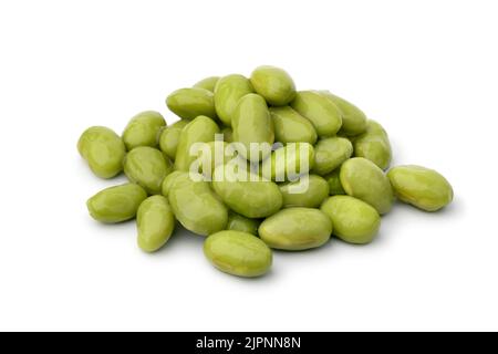 Cumulo di fagioli di edamame al vapore conservati isolati su fondo bianco Foto Stock