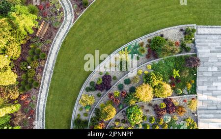 Vista aerea di un grande giardino residenziale Moden Backyard con sentieri in granito, panca e grandi scale. Foto Stock