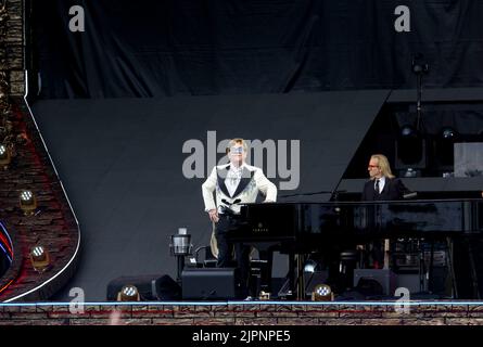 Londra Regno Unito 24.6.2022 Hyde Park Lane Sir Elton John è alle prime pagine del primo giorno del festival estivo britannico Foto Stock