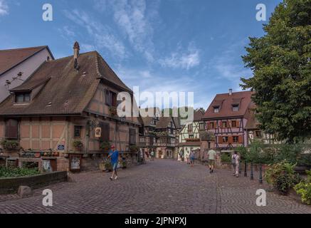 Case colorate nel centro storico di Kaysersberg, Alsazia, Francia Foto Stock