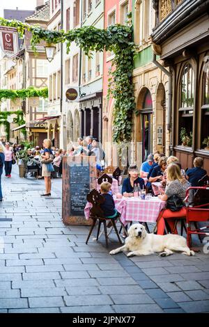 Strasburgo, Francia - 12 settembre 2015: Rue du Maroquin nel centro di Strasburgo, con persone che mangiano bere presso le terrazze all'aperto di diversi ristoranti bar e pub - famiglia con cane mangiare Foto Stock