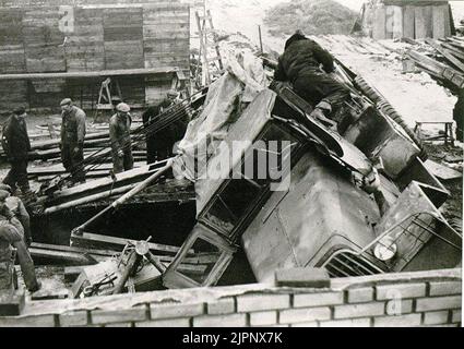 L'immagine mostra il decollo della caldaia al centro della caldaia nel 1953. Le caldaie erano in numero di quattro e pesavano circa 2 tonnellate per pezzo. Questi sono stati rotolati su tubi di ferro fino al sito di decollo e il lavoro è stato effettuato come oggetto di esercizio da un camion militare. Quando la caldaia era stata posizionata sopra il foro sbattuto nel pavimento in calcestruzzo, il supporto laterale supplementare si è rotto sul carrello con il risultato che il carrello si è capovolto e la caldaia è scese dal foro. Girare nella sfortuna era che il braccio della gru ha consegnato il foro e si è fermato contro la volta in cemento dall'altro lato e. Foto Stock