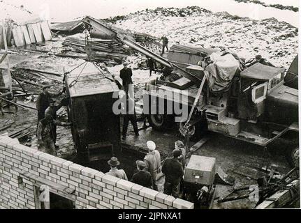 L'immagine mostra il decollo della caldaia al centro della caldaia nel 1953. Le caldaie erano in numero di quattro e pesavano circa 2 tonnellate per pezzo. Questi sono stati rotolati su tubi di ferro fino al sito di decollo e il lavoro è stato effettuato come oggetto di esercizio da un camion militare. Quando la caldaia era stata posizionata sopra il foro sbattuto nel pavimento in calcestruzzo, il supporto laterale supplementare si è rotto sul carrello con il risultato che il carrello si è capovolto e la caldaia è scese dal foro. Girare nella sfortuna era che il braccio della gru ha consegnato il foro e si è fermato contro la volta in cemento dall'altro lato e. Foto Stock