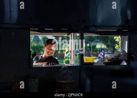 Nuova Delhi, India. 19th ago, 2022. Un sopravvissuto di un attacco acido reagisce alla macchina fotografica mentre lavora al caffè Sheroes Hangout a Noida, alla periferia di Nuova Delhi, India, 19 agosto 2022. Sheroes Hangout è un bar gestito dai sopravvissuti agli attacchi acidi. Il caffè mira a potenziare i superstiti degli attacchi acidi, nonché a sensibilizzare gli autori degli attacchi acidi. La caffetteria offre opportunità di lavoro per le vittime di attacchi acidi. Credit: Javed Dar/Xinhua/Alamy Live News Foto Stock