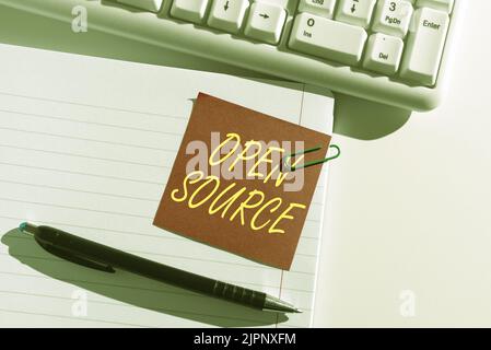 Segno che mostra Open Source, Word scritto su software che denota il codice sorgente originale liberamente disponibile Sticky Note con importante idea ritagliata Foto Stock