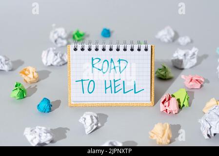 Ispirazione che mostra il segno Road to Hell, Word scritto su passaggio estremamente pericoloso Dark Ri Unsafe Travel messaggio importante presentato su Notepad WIT Foto Stock