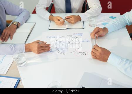 Gruppo di imprenditori che discutono la strategia di affari e le nuove idee all'incontro Foto Stock