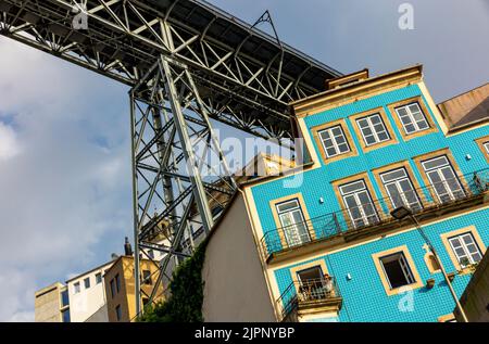 Pont Luiz 1 ponte sul fiume Douro a Porto Portogallo progettato da Theophile Seyrig un partner di Gustave Eiffel e utilizzato da tram e pedoni. Foto Stock