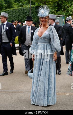 Ascot, Regno Unito. 19th ago, 2022. La star della realtà inglese Tyne-Lexy Clarson più famosa per essere un membro del cast durante la terza stagione della mostra di incontri ITV Love Island. Ha partecipato a Royal Ascot ha partecipato in precedenza al concorso di canto GMTV numero uno Family Credit: Independent Photo Agency/Alamy Live News Foto Stock