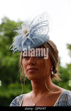 Ascot, Regno Unito. 19th ago, 2022. La star della realtà inglese Tyne-Lexy Clarson più famosa per essere un membro del cast durante la terza stagione della mostra di incontri ITV Love Island. Ha partecipato a Royal Ascot ha partecipato in precedenza al concorso di canto GMTV numero uno Family Credit: Independent Photo Agency/Alamy Live News Foto Stock