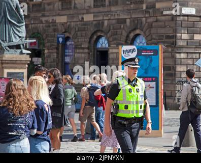 EdFringe Royal Mile, Edimburgo, Scozia. 19th agosto 2022. L'Edinburgh Festival Fringe è alla fine della sua seconda settimana intera e gli artisti di strada stanno ancora attirando un pubblico di dimensioni ragionevoli per i loro spettacoli intorno alla High Street. Credit: ArchWhite/alamy live news. Foto Stock