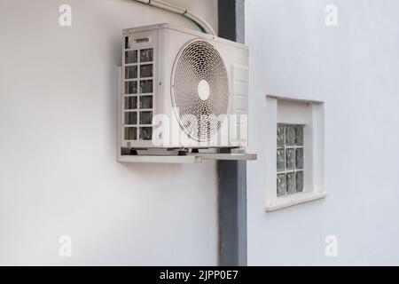 Condizionatore aria e pompa di calore. Unità impianto HVAC separata Foto Stock