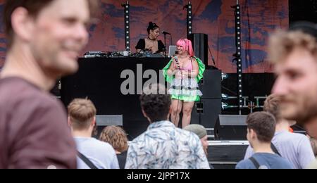 Amburgo, Germania. 19th ago, 2022. La cantante SATARII apre con la sua esecuzione il Dockville Festival, che dura fino al 22 agosto. Credit: Markus Scholz/dpa/Alamy Live News Foto Stock