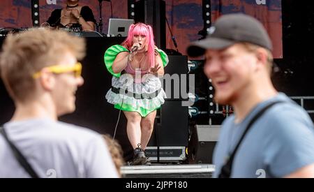 Amburgo, Germania. 19th ago, 2022. La cantante SATARII apre con la sua esecuzione il Dockville Festival, che dura fino al 22 agosto. Credit: Markus Scholz/dpa/Alamy Live News Foto Stock