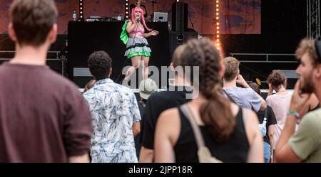 Amburgo, Germania. 19th ago, 2022. La cantante SATARII apre con la sua esecuzione il Dockville Festival, che dura fino al 22 agosto. Credit: Markus Scholz/dpa/Alamy Live News Foto Stock