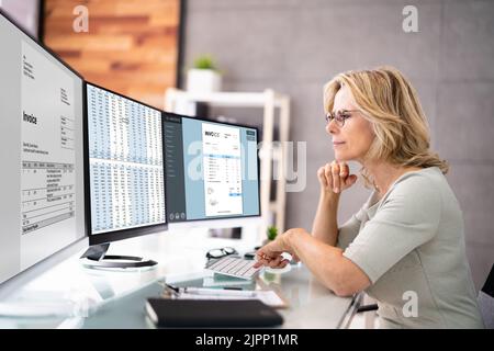 Utilizzo del foglio di calcolo della fattura aziendale su computer Monitor Foto Stock