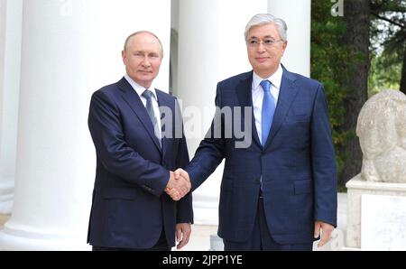 Sochi, Russia. 19th ago, 2022. Il presidente russo Vladimir Putin, di sinistra, dà il benvenuto al presidente del Kazakistan Kassym-Jomart Tokayev per un incontro bilaterale faccia a faccia nella sua casa vacanze nel Mar Nero a Capo Idokopas, 19 agosto 2022 a Sochi, in Russia. Credit: Nikita sistema solare/Kremlin Pool/Alamy Live News Foto Stock