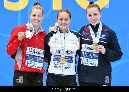 Roma, . 19th ago, 2022. Michelle Heimberg medaglia d'argento, Chiara Pellacani medaglia d'oro, Yasmin Harper medaglia di bronzo durante i Campionati europei di nuoto Roma 2022. Roma 19th Agosto 2022 Photographer01 Credit: Agenzia indipendente per le foto/Alamy Live News Foto Stock