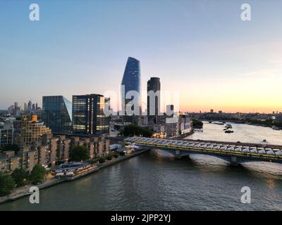 Città di Londra tramonto sul fiume Tamigi southbank Foto Stock