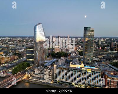 Città di Londra tramonto sul fiume Tamigi southbank Foto Stock