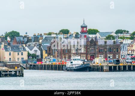 STORNOWAY, ISOLA DI LEWIS, SCOZIA, 07 AGOSTO 2022: Vista del porto di Stornoway, la città principale delle Western Isles Foto Stock