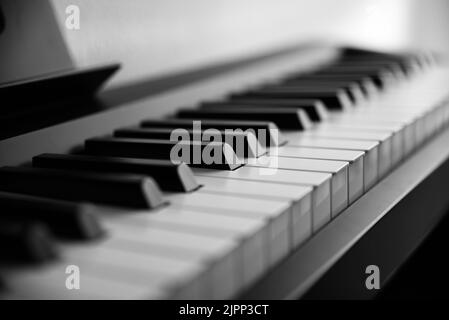 Piano sfondo immagine in bianco e nero, sentire la musica. Momento di comporre. Foto Stock