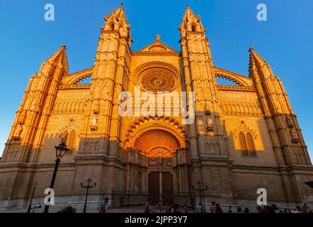 Palma, Isole Baleari, Spagna. 17 luglio 2022 - facciata della cattedrale, in stile gotico, costruita dal 13th ° al 17th ° secolo, consacrata a. Foto Stock