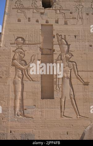 Hathor und Horus (von Links), Erster Pylon, Isis-Tempel, Tempelanlage Philae, Assuan, Ägypten Foto Stock