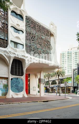 Miami, FL, USA - 6 agosto 2022: Foto delle aziende di Coconut Grove su Grand Avenue e Virginia St Foto Stock