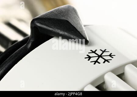 valvola termostatica del radiatore in posizione di protezione antigelo Foto Stock