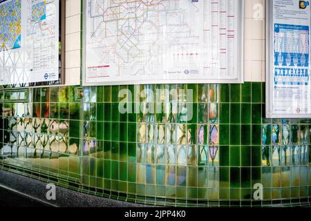 La biglietteria chiusa della stazione della metropolitana di Covent Garden durante una giornata di attività industriale da parte del sindacato dei lavoratori ferroviari RMT e di alcuni autisti, il 19th agosto 2022, a Londra, Inghilterra. Questa è la quinta uscita dei membri RMT sulla metropolitana di Londra quest’anno, uno sciopero in una disputa sui tagli ai posti di lavoro. Foto Stock