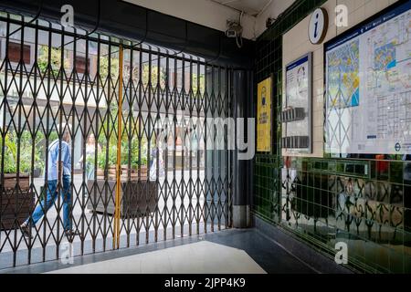 La biglietteria chiusa della stazione della metropolitana di Covent Garden durante una giornata di attività industriale da parte del sindacato dei lavoratori ferroviari RMT e di alcuni autisti, il 19th agosto 2022, a Londra, Inghilterra. Questa è la quinta uscita dei membri RMT sulla metropolitana di Londra quest’anno, uno sciopero in una disputa sui tagli ai posti di lavoro. Foto Stock