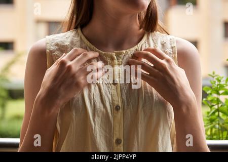 Ragazza adolescente che pratica la tecnica di libertà emotiva o EFT - toccando il punto del colarbone Foto Stock