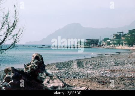 Villaggio Plakias (Plakia) sulla costa meridionale di Creta, la più grande e popolosa delle isole greche, il centro della prima civiltà avanzata d'Europa. Marzo 1980. Scansione di archivio da una diapositiva. Foto Stock