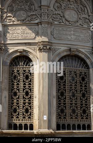 SABIL Mohamed Ali situato in El-Moez Street Exterior pareti in pietra decorate con incisioni arabiche e hanno finestre ad arco. Foto Stock
