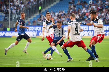 Amburgo, Germania. 19th ago, 2022. Calcio: 2nd Bundesliga, giorno 5, Hamburger SV - Darmstadt 98 a Volksparkstadion. Marvin Mehlem (centro) di Darmstadt e Sebastian Schonlau di Amburgo e Mario Vuskovic (destra) combattono per la palla. Credit: Christian Charisius/dpa - NOTA IMPORTANTE: In conformità ai requisiti della DFL Deutsche Fußball Liga e del DFB Deutscher Fußball-Bund, è vietato utilizzare o utilizzare fotografie scattate nello stadio e/o della partita sotto forma di sequenze di immagini e/o serie di foto simili a video./dpa/Alamy Live News Foto Stock