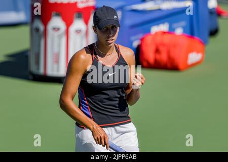 Mason, Ohio, Stati Uniti. 19th ago, 2022. Madison Keys (USA) reagisce dopo aver vinto il primo gioco della sua partita nel round del quarto finale del Western and Southern Open al Lindner Family Tennis Center di Mason, Oh. (Credit Image: © Scott Stuart/ZUMA Press Wire) Foto Stock