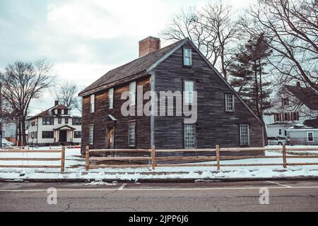 Una vecchia casa in stile New England in un quartiere a Quincy, Massachusetts Foto Stock