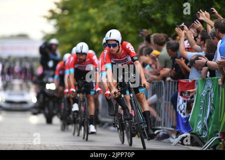 Il belga Cedric Beullens di Lotto Soudal ha ritratto in azione durante la prima tappa dell'edizione 2022 della 'Vuelta a Espana', Tour di Spagna gara ciclistica, una prova a tempo a squadre 23,2km a Utrecht, Paesi Bassi, venerdì 19 agosto 2022. BELGA FOTO LUC CLAESSEN Foto Stock