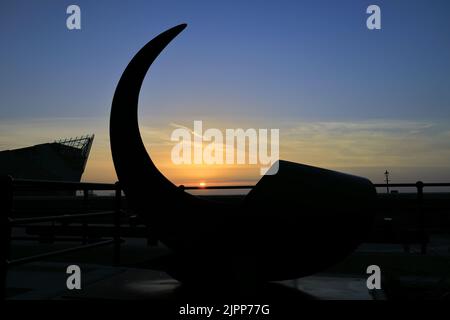 La scultura Cormorant Boat a Nelson Street, Kingston-upon-Hull, East Riding of Yorkshire, Humberside, Inghilterra, Regno Unito Foto Stock