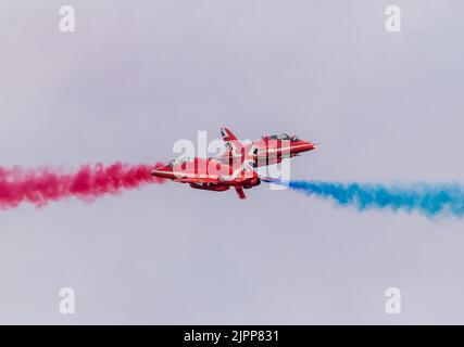 Eastbourne, Regno Unito. 19th ago, 2022. Dopo 2 anni di assenza, il più grande spettacolo aereo gratuito del Regno Unito torna in questa popolare città balneare. Il famoso volo commemorativo Red Arrows e Battle of Britain prende parte a questo evento di quattro giorni Foto Stock