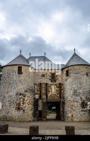 Castello medievale in un pomeriggio nuvoloso a Fresnay-sur-Sarthe, francia Foto Stock