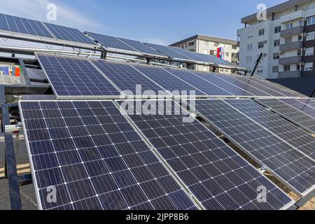 Grandi pannelli solari array mobile ad angolo di potenza elettrica Foto Stock