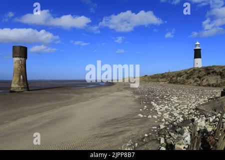 Il faro a luce bassa su Spurn Head, East Riding of Yorkshire, Humberside, Inghilterra, Regno Unito Foto Stock