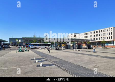 Kaiserslautern, Germania - 2022 agosto: Stazione centrale degli autobus a 'Guimaraes Platz' piazza di fronte alla stazione centrale Foto Stock