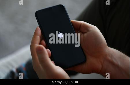 Tbilisi, Georgia - 26 luglio 2022: La persona tiene in mano il moderno smartphone di mela Foto Stock