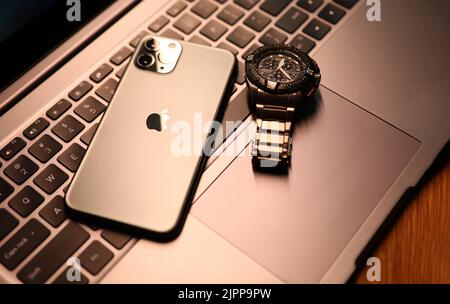 Tbilisi, Georgia - 26 luglio 2022: Orologio moderno Apple smartphone sulla tastiera del computer portatile. Foto Stock